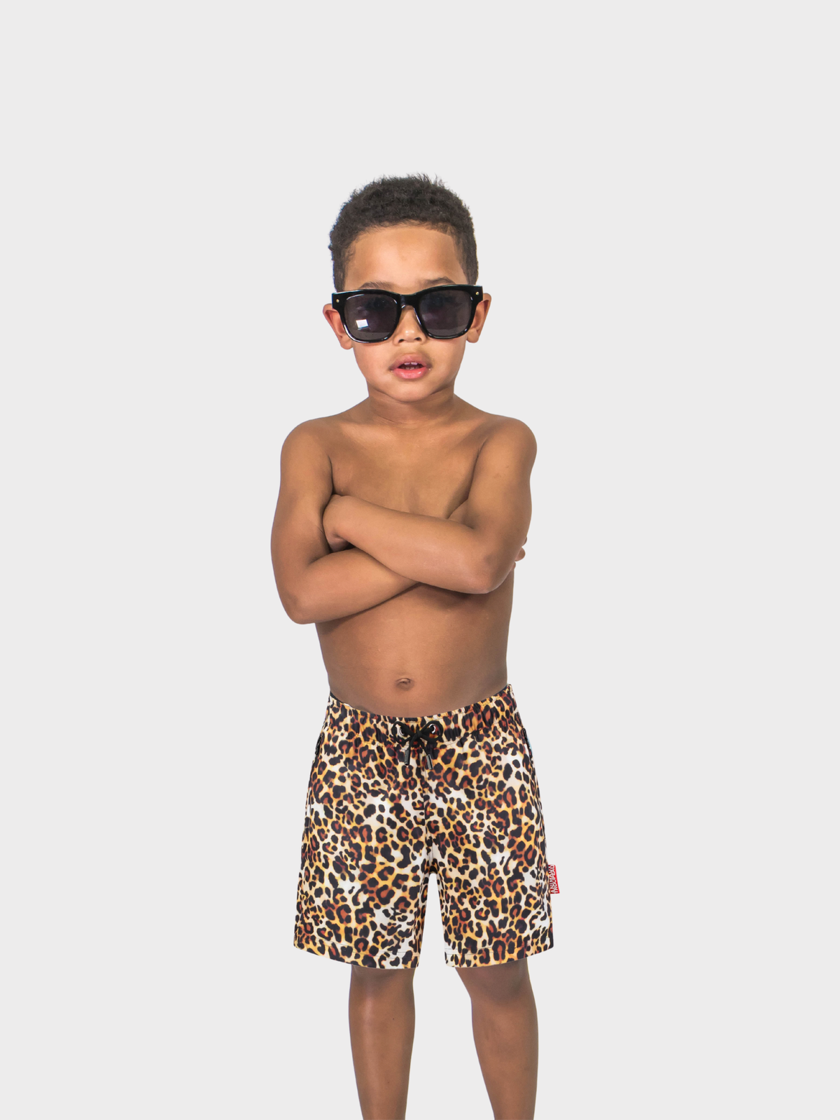 Kind draagt een zwembroek met leopard print